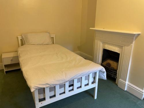 Rooms In A Victorian Comfortable 4-bedroom house in Milton Keynes Rooms Not En-suites