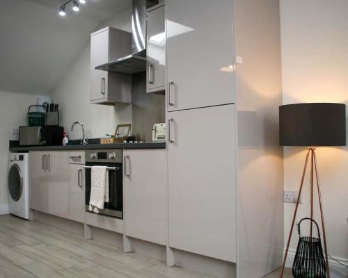 Luxe Living Guest House-Sleeps 6-Private Parking-Free WIFI-Beach-City