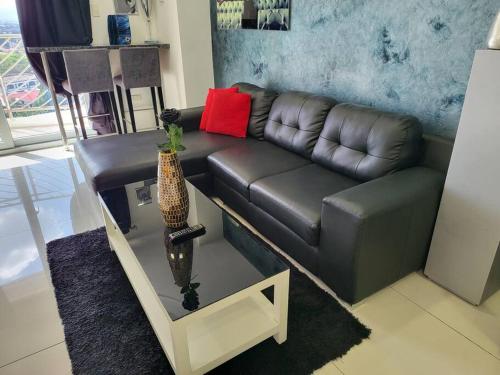 Sheryll Escapes - Kandi Tower 3 premium loft 1BR on 8th floor with 2CR & 2 balconies