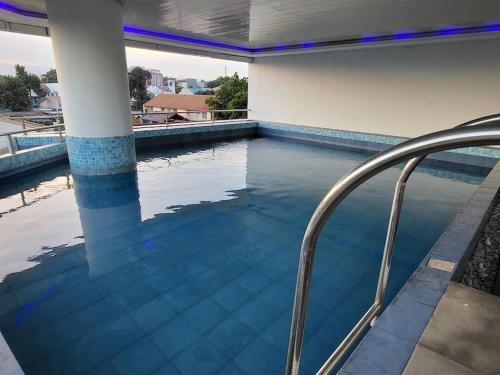 Sheryll Escapes - Kandi Tower 3 premium loft 1BR on 8th floor with 2CR & 2 balconies