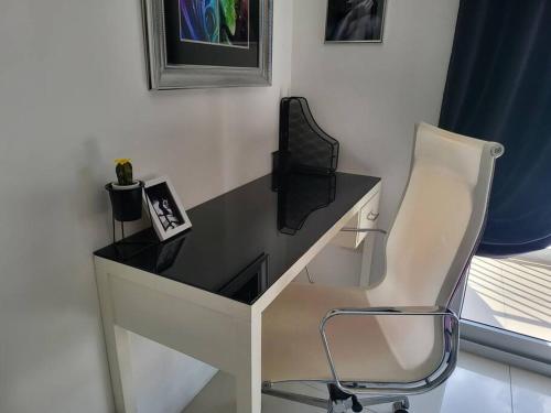 Sheryll Escapes - Kandi Tower 3 premium loft 1BR on 8th floor with 2CR & 2 balconies