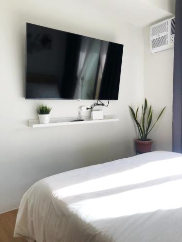 FREE PARKING Basement, 50mbps Wifi Netflix 55 inches TV