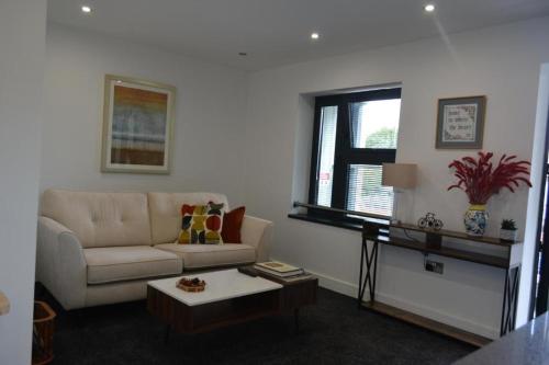 Cozy & Bright 2-Bedroom Apartment with Large Balcony and Free Parking