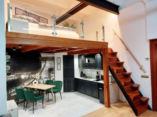 SQUARE 16 - Absolutely Central Location