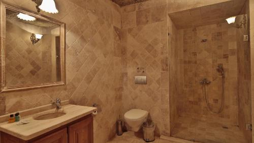 Shoestring Cave House