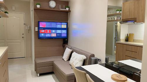 Condo along Tomas Morato w/ WiFi SmartTV & Karaoke