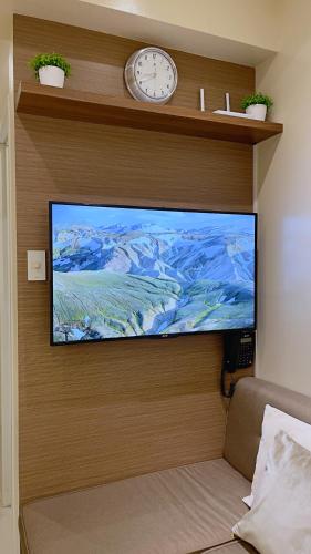 Condo along Tomas Morato w/ WiFi SmartTV & Karaoke