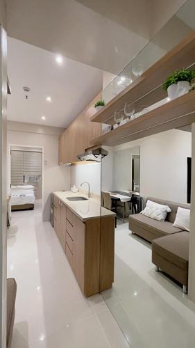 Condo along Tomas Morato w/ WiFi SmartTV & Karaoke