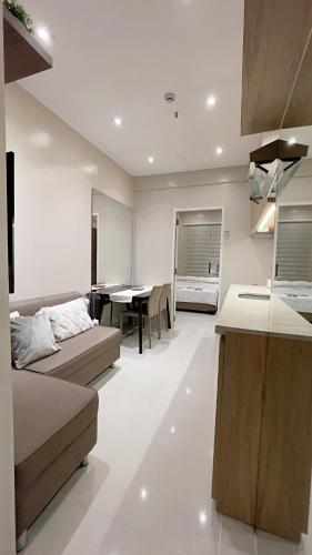 Condo along Tomas Morato w/ WiFi SmartTV & Karaoke