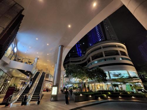 Heart of Makati, Fully furnished condo, cbd central location