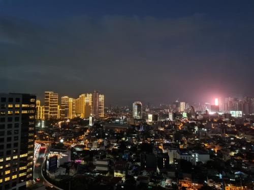 Huge condo unit near Burgos Circle, St Lukes, Shangri-La - P Hamptons T1