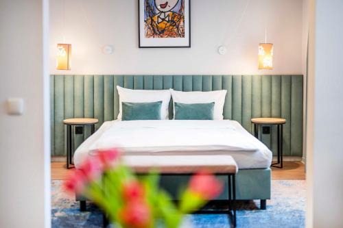 Hotel H12