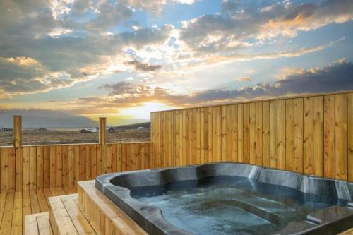 豪华原木别墅(带热水浴缸)(Luxury Log Home with a Hot Tub)