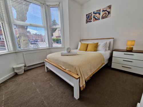 Incredible Private Rooms All with Private Bathrooms in a Fully Serviced House next to City Centre with Free Parking