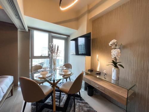 Amazing Unit and View in Uptown Parksuites BGC