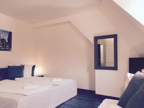 INSIDE FIVE City Apartments