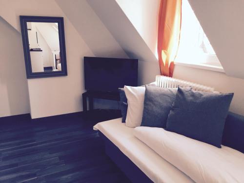 INSIDE FIVE City Apartments