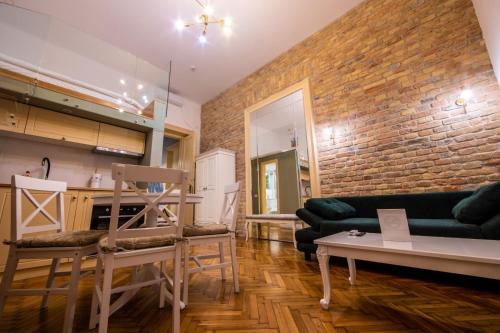 VISAJ Deluxe Downtown