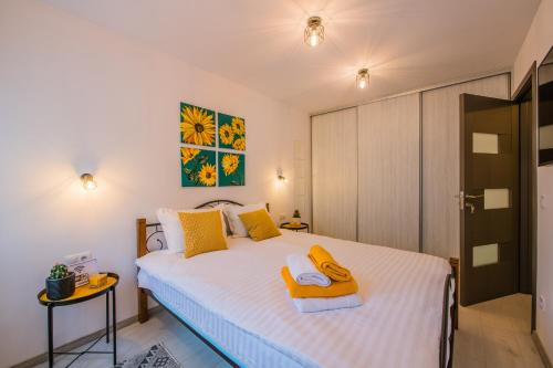 Kitty Sunflower Apartment