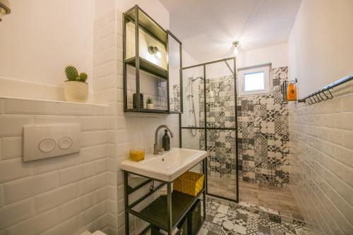 Kitty Sunflower Apartment