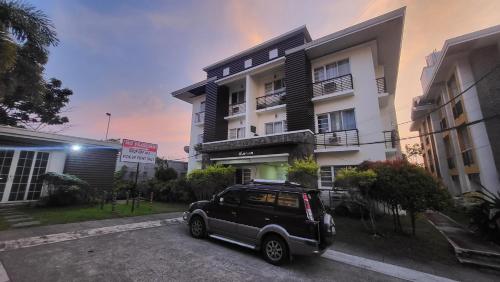 2 to 8 Staycation Tagaytay Albizia, free parking, cooking, pet friendly, wifi, netflix, nearby La Mariposa