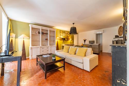 L'envoutement provençal au cœur de l'écusson - Une Nuit à Nîmes