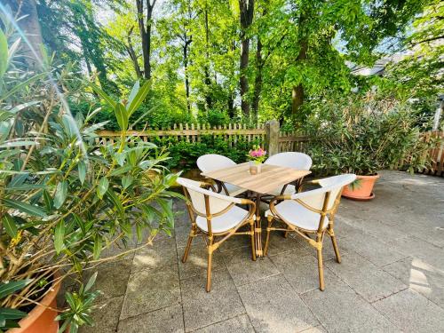 Ferienwohnungen an der Salvatorkirche - zentrales Apartmenthaus mit Terrasse