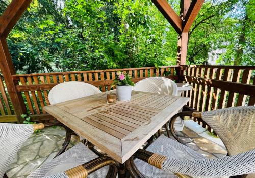 Ferienwohnungen an der Salvatorkirche - zentrales Apartmenthaus mit Terrasse