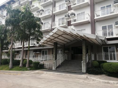 Condo Azur Suites A125 Amani Resorts Residences , 5 minutes Airport, Netflix, Stylish, Cozy with Luxurious Swimming Pool