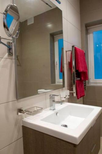 Quisisana Apartments - Cast Renting