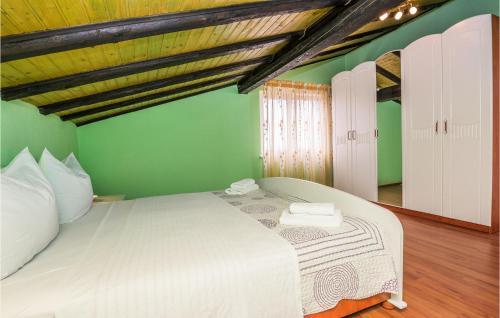Five-Bedroom Holiday Home In Zadar