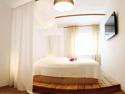 R & J Hotel