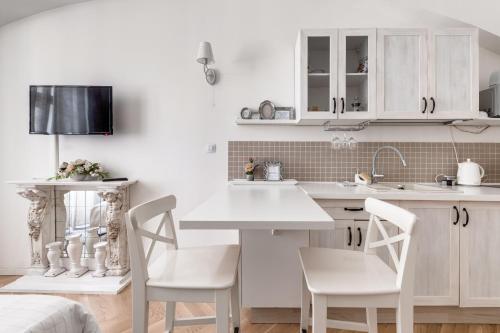 Apartments With The Lions