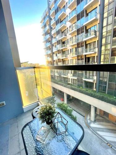 Lovely Unit with free wi-fi & netflix I across Naia T3 airport