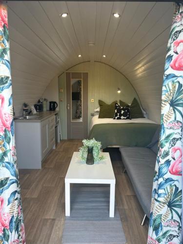 The Garden Pod with Private Hot Tub