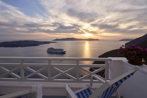 Amphitheater Cave Houses