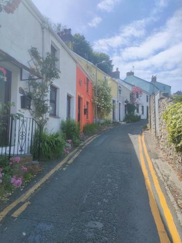 Fishermen's cottage with log burner, 2 bathrooms & sea views from garden terraces