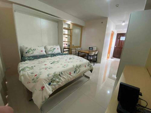 Pool level Persimmon Condo w/ kitchen unit 615