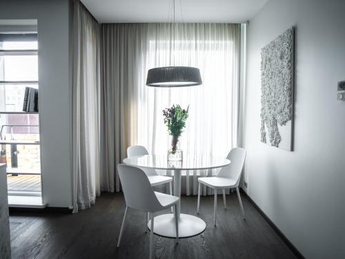 8ERA Business Executive