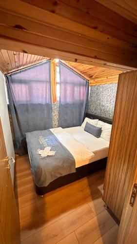 Paradise Lake Hotel