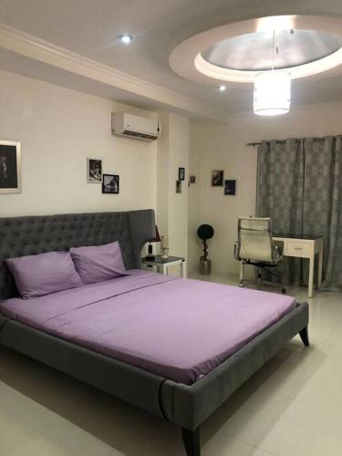 Sheryll Escapes - Kandi comfortable 1bedroom, king bed, housekeeping