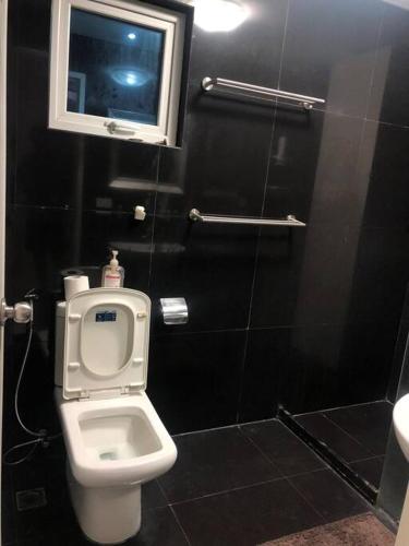 Sheryll Escapes - Kandi comfortable 1bedroom, king bed, housekeeping