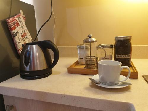 Greenbelt King Suite with Balcony at Mosaic Tower - FREE Gym Pool WiFi & Washer +