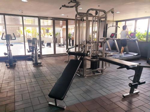 Greenbelt King Suite with Balcony at Mosaic Tower - FREE Gym Pool WiFi & Washer +