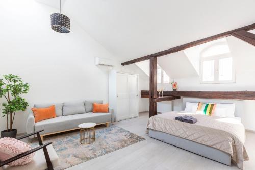 Rustic Central Studios by LH