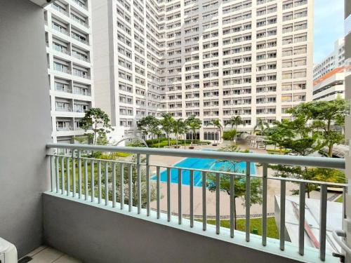 1 Bedroom with Balcony Pool View and WiFi in Grace Residences