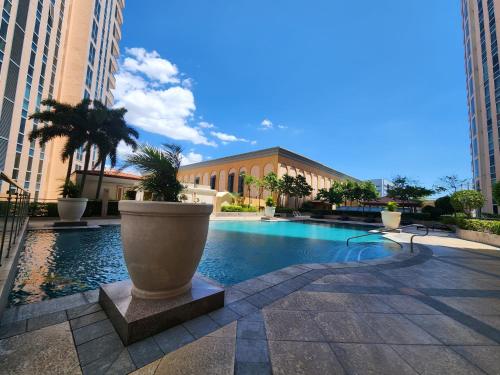 Spacious Cozy Suite at The Venice Mall with FREE Parking and Washing Machine