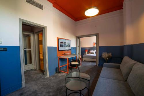 INTROVERT Maria Luisa