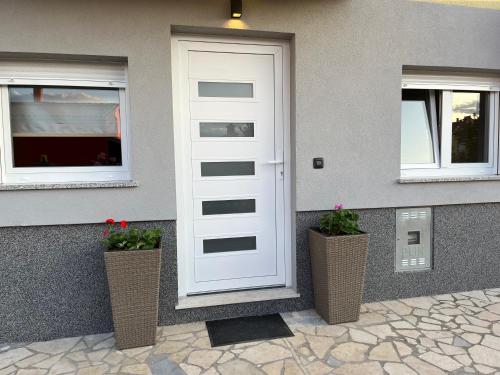 Apartment A & N with FREE private parking