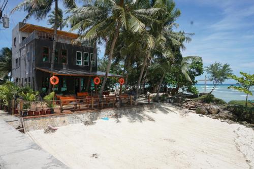 L Cafe Restobar & Lyn's Guest House